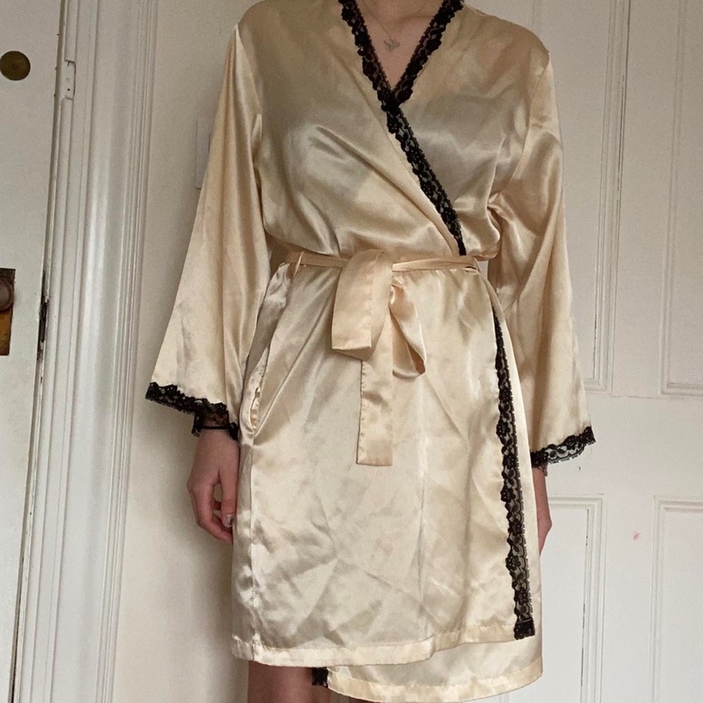 Vintage Oscar De La Renta bathrobe. Satin. Size Small.